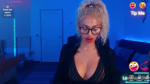 Snapshot of preggyhotmommy chatting on 09/18/25, 08:55 Victoria online show from 09/18/25, 08:55