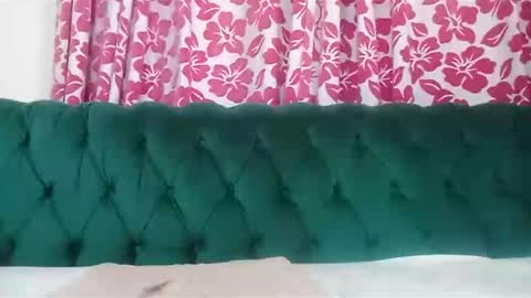 Snapshot of pretty_freaky chatting on 12/30/24, 07:37 Maya online show from 12/30/24, 07:37