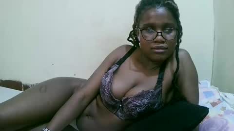 Snapshot of pretty_mellan chatting on 02/17/25, 02:15 pretty_mellan online show from 02/17/25, 02:15