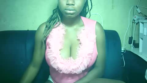 pretty_milan online show from 12/19/25, 09:05