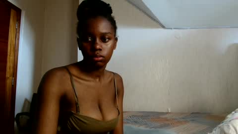 Snapshot of pretty_nyra chatting on 06/19/26, 01:37 Nyra online show from 06/19/26, 01:37