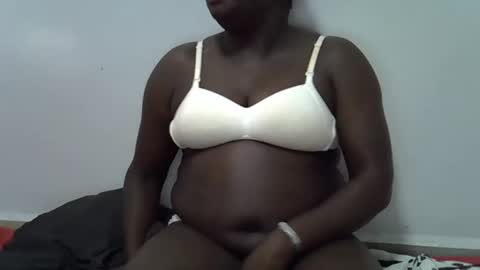 Snapshot of pretty_suzzy chatting on 10/22/25, 05:24 sexy pie online show from 10/22/25, 05:24