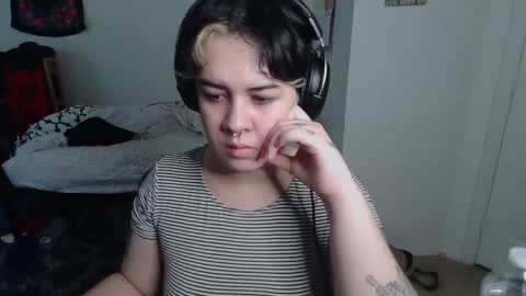 Snapshot of prettyandpeachy chatting on 11/26/25, 08:32 Mistress Mallad online show from 11/26/25, 08:32