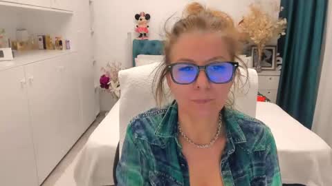 Snapshot of prettyblackeyes chatting on 04/18/26, 07:58 wilma online show from 04/18/26, 07:58