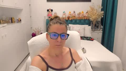 Snapshot of prettyblackeyes chatting on 05/10/26, 05:45 wilma online show from 05/10/26, 05:45