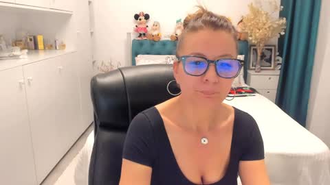 Snapshot of prettyblackeyes chatting on 05/19/26, 05:58 wilma online show from 05/19/26, 05:58