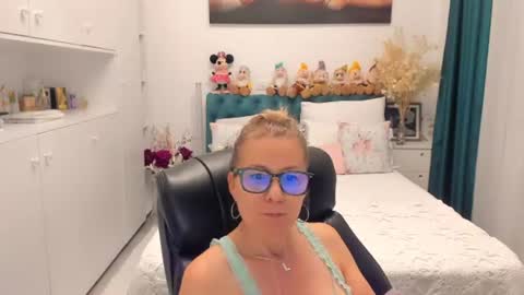 Snapshot of prettyblackeyes chatting on 06/23/26, 06:33 wilma online show from 06/23/26, 06:33
