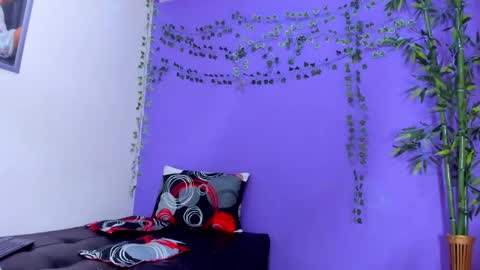 Snapshot of prettybunnies08 chatting on 03/04/25, 12:07 Enzo Denis online show from 03/04/25, 12:07