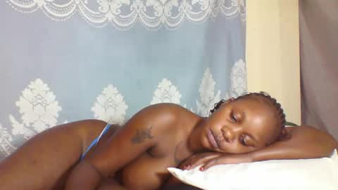 Snapshot of prettydarkskin002 chatting on 09/16/25, 12:44 SHANIA online show from 09/16/25, 12:44