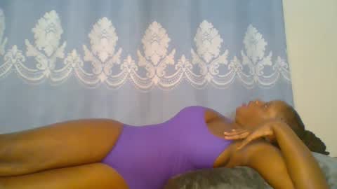 Snapshot of prettydarkskin002 chatting on 10/28/25, 12:58 SHANIA online show from 10/28/25, 12:58