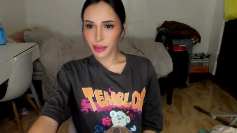 Snapshot of prettylittlesuckerr chatting on 10/11/25, 12:58 Jovill Mays online show from 10/11/25, 12:58
