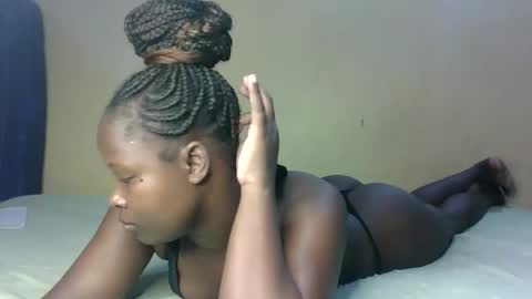 Snapshot of prettymelly_ chatting on 12/19/25, 11:17 Melly online show from 12/19/25, 11:17