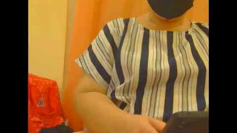 Snapshot of prettynhing chatting on 10/27/25, 01:59 Nhing online show from 10/27/25, 01:59