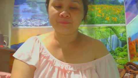 Snapshot of prettynhing chatting on 11/19/25, 03:23 Nhing online show from 11/19/25, 03:23