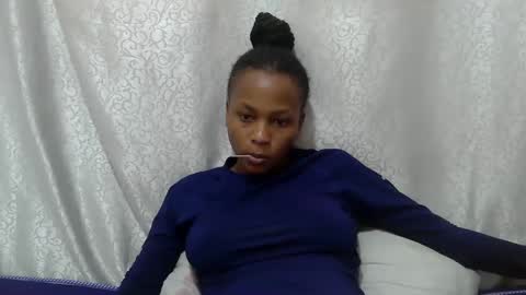 Snapshot of prettyqueenn1 chatting on 12/19/25, 12:23 sharon online show from 12/19/25, 12:23