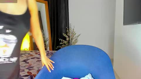 Snapshot of princessmariana25 chatting on 12/15/25, 08:02 princessmariana25 online show from 12/15/25, 08:02