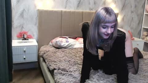 Snapshot of princessshy___ chatting on 12/23/24, 04:50 18 y.o online show from 12/23/24, 04:50
