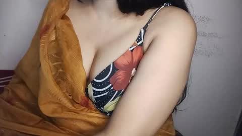 Snapshot of priyu_ chatting on 11/17/25, 10:04 priyu_ online show from 11/17/25, 10:04