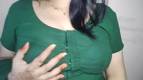 Snapshot of priyu_ chatting on 12/17/25, 03:07 priyu_ online show from 12/17/25, 03:07