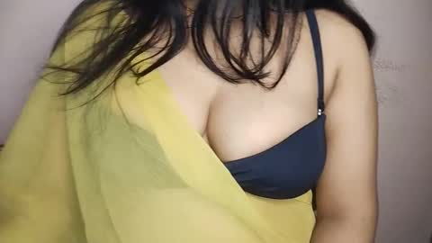 Snapshot of priyu_ chatting on 12/19/25, 03:24 priyu_ online show from 12/19/25, 03:24