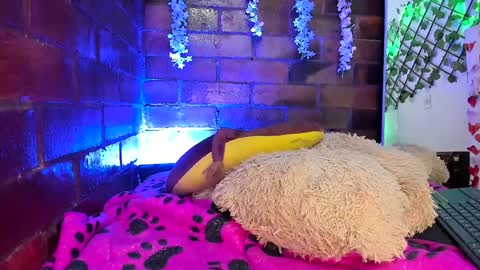 Snapshot of pucaa_ chatting on 01/17/25, 03:45 Emma Rico model indep online show from 01/17/25, 03:45