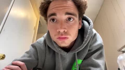 Snapshot of pufftropica chatting on 12/16/25, 02:49 pufftropica online show from 12/16/25, 02:49