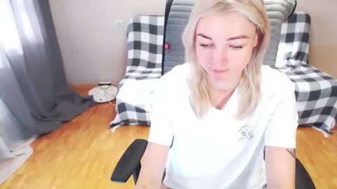 Snapshot of puma_ma chatting on 09/16/25, 04:46 Polly online show from 09/16/25, 04:46