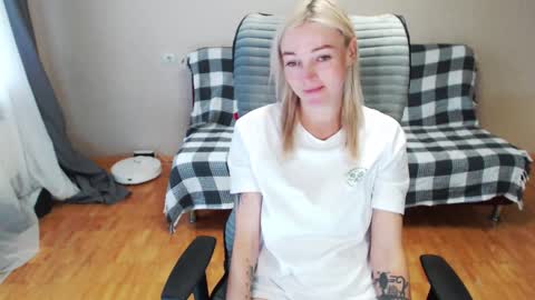 Snapshot of puma_ma chatting on 10/05/25, 04:44 Polly online show from 10/05/25, 04:44