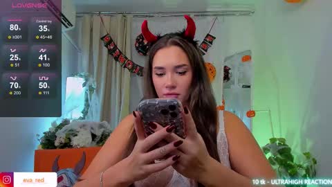 Eva  please thumbs up me  online show from 10/28/25, 01:58