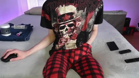 Snapshot of pussylover2182 chatting on 12/22/24, 07:44 pussylover2182 online show from 12/22/24, 07:44