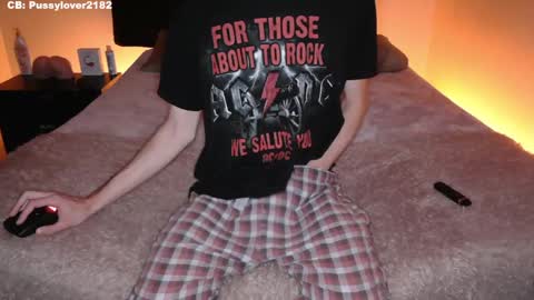 Snapshot of pussylover2182 chatting on 09/29/25, 03:00 pussylover2182 online show from 09/29/25, 03:00