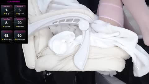 Snapshot of qianqian_ chatting on 10/30/25, 09:44 qianqian_ online show from 10/30/25, 09:44