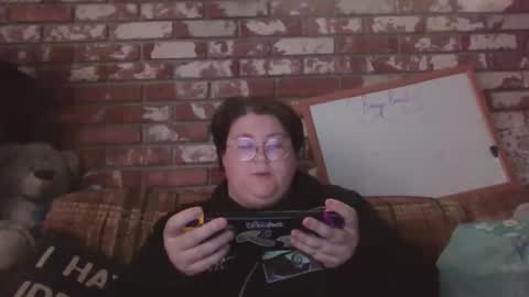 Snapshot of qtbisuccubi chatting on 12/18/25, 04:35 Br4tty Bunny online show from 12/18/25, 04:35