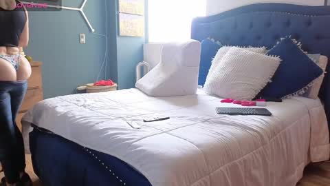 Snapshot of qu33nandh3rk1ng chatting on 01/04/25, 03:49 Queen And King online show from 01/04/25, 03:49