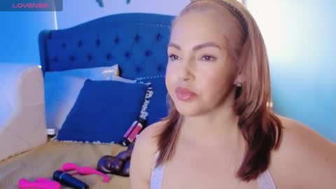 Snapshot of qu33nandh3rk1ng chatting on 02/11/25, 04:02 Queen And King online show from 02/11/25, 04:02