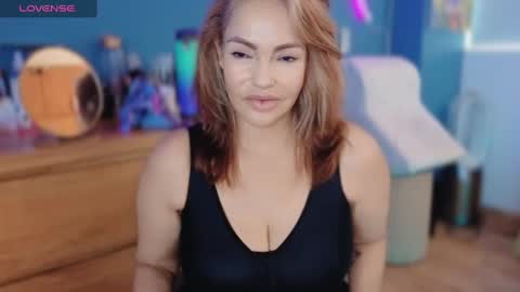 Snapshot of qu33nandh3rk1ng chatting on 02/15/25, 04:56 Queen And King online show from 02/15/25, 04:56