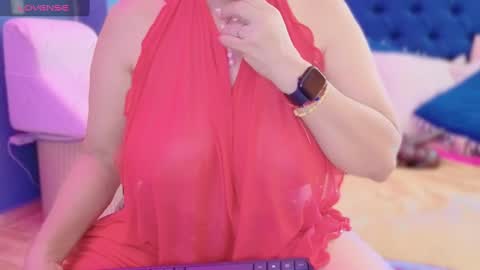 Snapshot of qu33nandh3rk1ng chatting on 02/16/25, 05:26 Queen And King online show from 02/16/25, 05:26