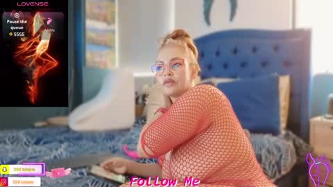 Snapshot of qu33nandh3rk1ng chatting on 03/11/25, 04:51 Queen And King online show from 03/11/25, 04:51