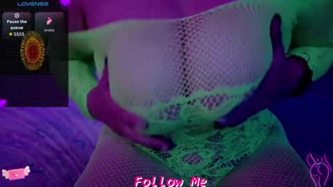 Snapshot of qu33nandh3rk1ng chatting on 12/01/25, 06:24 Queen And King online show from 12/01/25, 06:24