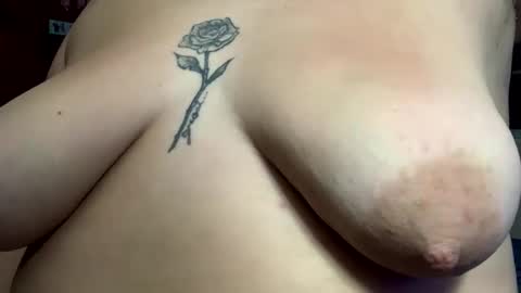 Snapshot of queeeendeepthrot chatting on 11/16/25, 01:33 Bigtitanalslut online show from 11/16/25, 01:33