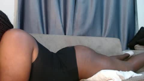 Snapshot of queen_789 chatting on 06/19/26, 02:05 emmie online show from 06/19/26, 02:05