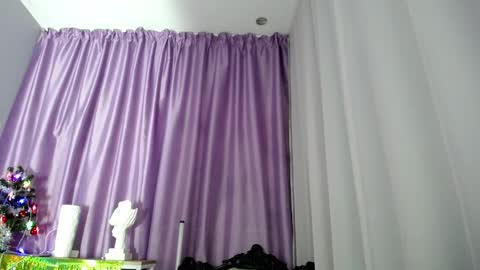 Snapshot of queen_a_n_i chatting on 12/20/24, 11:32 A N I  Ill be here on December 1st online show from 12/20/24, 11:32