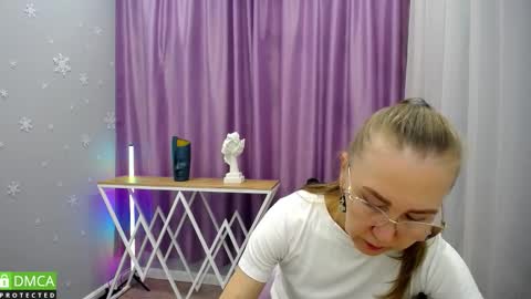 Snapshot of queen_a_n_i chatting on 09/19/25, 01:45 A N I  Ill be here on December 1st online show from 09/19/25, 01:45