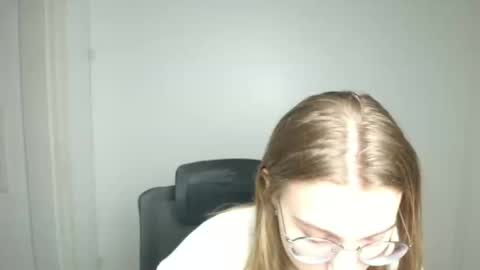 Snapshot of queen_amelie chatting on 02/14/26, 06:32 Amelie online show from 02/14/26, 06:32