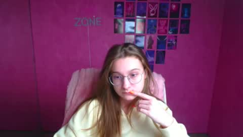 Snapshot of queen_amelie chatting on 03/02/26, 12:23 Amelie online show from 03/02/26, 12:23