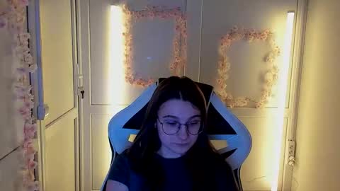 Snapshot of queen_amelie chatting on 04/24/26, 01:13 Amelie online show from 04/24/26, 01:13