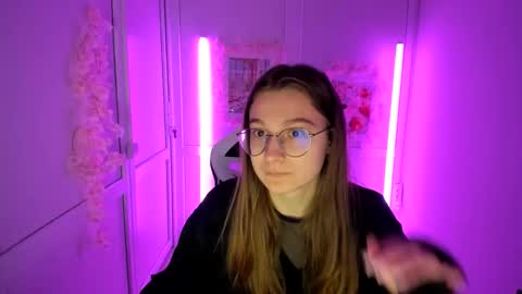 Snapshot of queen_amelie chatting on 05/05/26, 07:16 Amelie online show from 05/05/26, 07:16