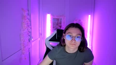 Snapshot of queen_amelie chatting on 05/13/26, 08:12 Amelie online show from 05/13/26, 08:12