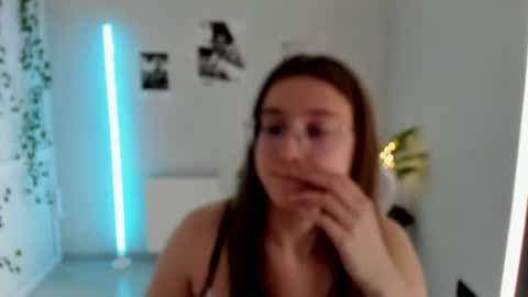 Snapshot of queen_amelie chatting on 07/12/26, 07:43 Amelie online show from 07/12/26, 07:43
