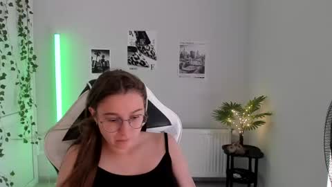 Snapshot of queen_amelie chatting on 07/16/26, 07:03 Amelie online show from 07/16/26, 07:03